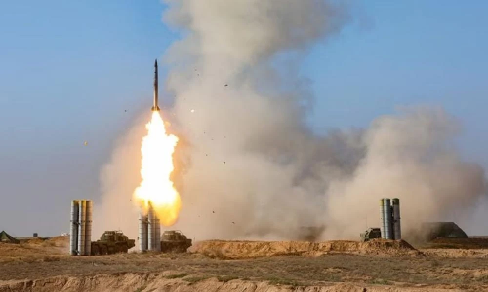 Τρομερό Βίντεο! Ρωσικό S-400 καταρρίπτει εισερχόμενες ρουκέτες ουκρανικού HIMARS στον αέρα